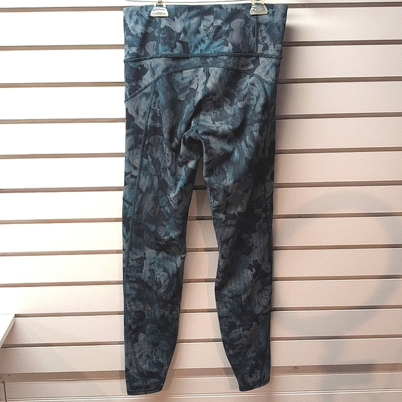 🆕 Athleta Rainier Tight Spliced Floral Minimalistic Grey Green size Small - Picture 4 of 8